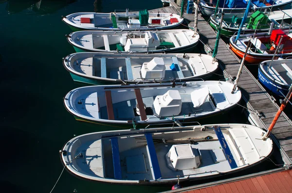 Baskenland, Spanje: boten in de haven van de oude stad aan de kust van Donostia San Sebastian, de kuststad op de Golf van Biskaje — Stockfoto