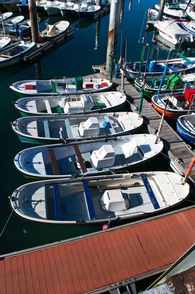 Baskiska landet, Spanien: båtar i hamnen i gamla staden vid havet Donostia San Sebastian, denna kuststad på Biscayabukten — Stockfoto