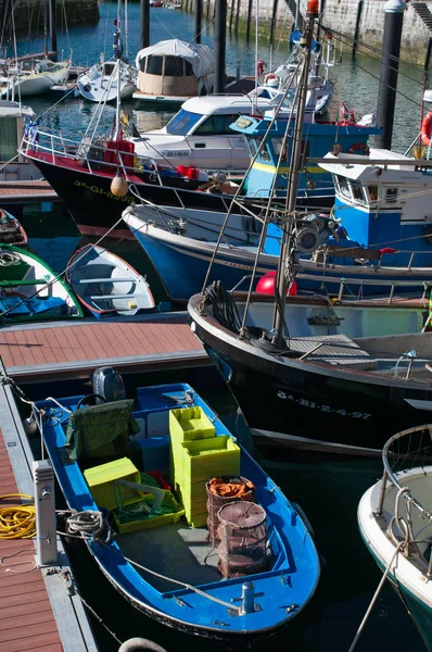 Baskiska landet, Spanien: båtar i hamnen och utsikt över skyline vid havet Donostia San Sebastian, denna kuststad på Biscayabukten — Stockfoto