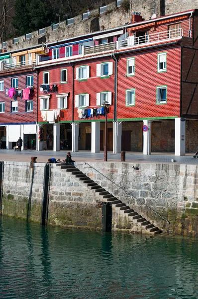 País Basco, Espanha: o porto e vista para o horizonte da Cidade Velha em frente ao mar de Donostia San Sebastian, a cidade costeira na Baía da Biscaia — Fotografia de Stock
