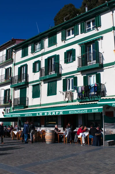 Donostia-San Sebastian: view of the palaces and a restaurant on the seafront of the Parte Vieja, the Old Town and the original nucleus of the city — Stock Photo, Image