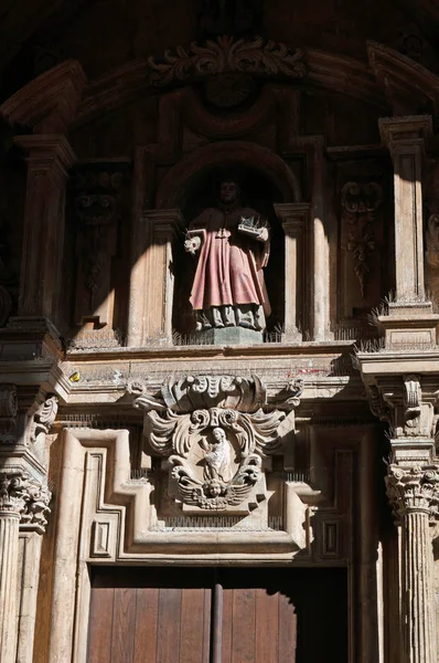 15 日と 16 世紀、1 つ最も古いサン ・ セバスティアン教会、旧市街の間に建立された、サン ビンセンテ教会のポータルのドノスティア - サンセバスティアン: 詳細 — ストック写真