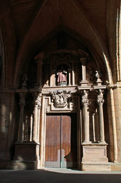 Donostia-san sebastian: Einzelheiten des Portals der San Vicente Kirche, errichtet zwischen dem 15. und 16. Jahrhundert, einer der ältesten San Sebastschen Kirchen, in der Altstadt — Stockfoto