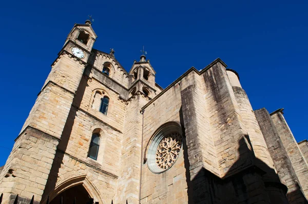 Donostia-San Sebastián: utsikt över kyrkan San Vicente, uppfördes mellan 15 och 16-talen, är en av de mest typiska San Sebastian kyrkorna, i gamla stan — Stockfoto