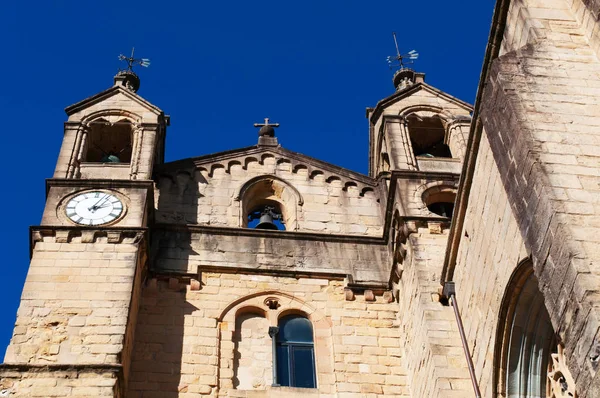Donostia-San Sebastián: utsikt över kyrkan San Vicente, uppfördes mellan 15 och 16-talen, är en av de mest typiska San Sebastian kyrkorna, i gamla stan — Stockfoto
