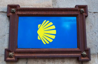Pamplona: Camino de Santiago, Santiago de Compostela büyük şekilde St. James, hac yolu havari St. James Tapınak için İngilizce adıyla bilinen duvarında oturum 