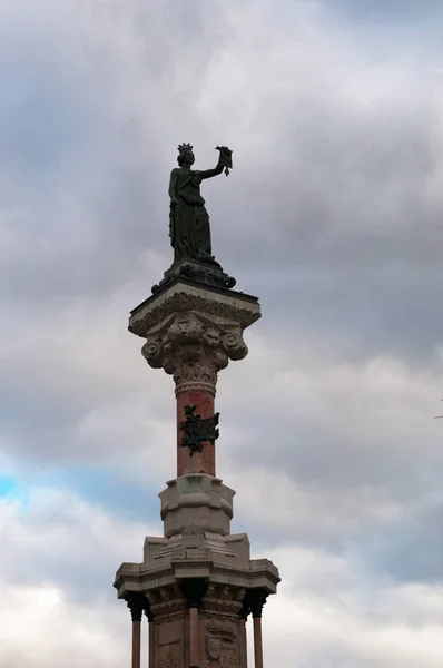 Spanien: Ansicht des monumento a los fueros, des Denkmals für die allgemeine Charta von Navarra, die Skulptur, die von der Stadt Pamplona den Gesetzen des Königreichs Navarra bis 1841 gewidmet wurde — Stockfoto