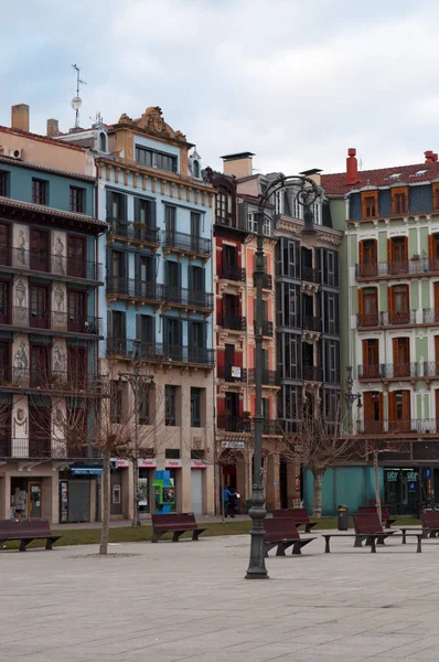 Baskenland: Blick auf die Paläste auf der Plaza del Castillo, dem Burgplatz, dem Nervenzentrum der Stadt Pamplona, Bühne für Stierkämpfe bis 1844 und Treffpunkt für Einheimische — Stockfoto