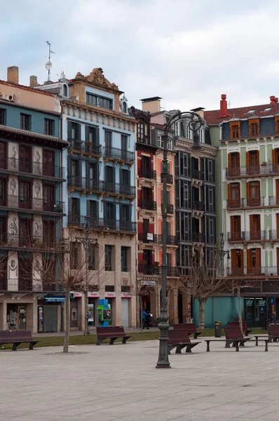 Baskenland: weergave van de paleizen in de Plaza del Castillo, het kasteel plein, het zenuwcentrum van de stad van Pamplona, het podium voor stierengevechten tot 1844 en ontmoetingsplaats voor locals — Stockfoto