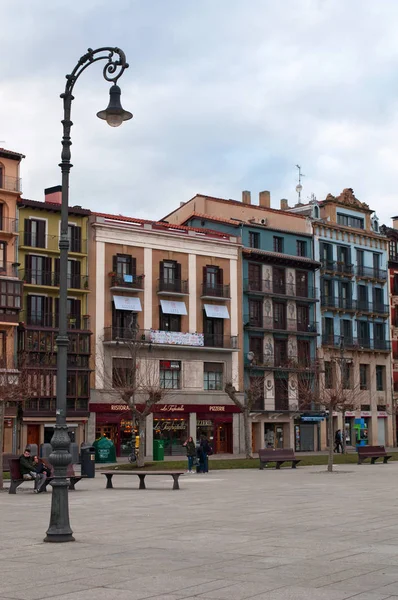 Baskenland: Blick auf die Paläste auf der Plaza del Castillo, dem Burgplatz, dem Nervenzentrum der Stadt Pamplona, Bühne für Stierkämpfe bis 1844 und Treffpunkt für Einheimische — Stockfoto