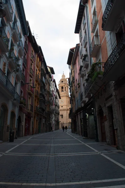 País Vasco, España: las callejuelas de Pamplona, la ciudad de la fiesta de San Fermín con su encierro, con vista a la Catedral, la iglesia católica romana de Santa Maria la Real — Foto de Stock