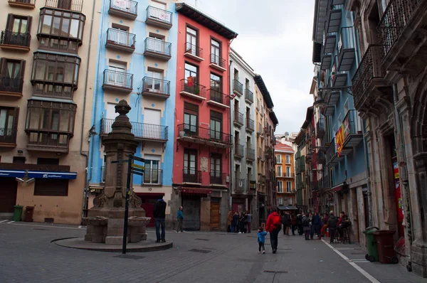 Baskenland, spai: die Straßen und Gassen von Pamplona, der Stadt, die berühmt ist für das San-Fermin-Fest mit Stierlauf, mit Blick auf die Paläste und Gebäude der Altstadt — Stockfoto