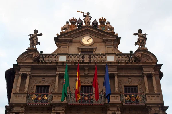 Baskien, Spanien: utsikt över stadshuset av Pamplona i Consistorial Plaza, placerar av kommunstyrelsen och ikonen av början av San Fermin fiesta med dess springa med tjurarna — Stockfoto