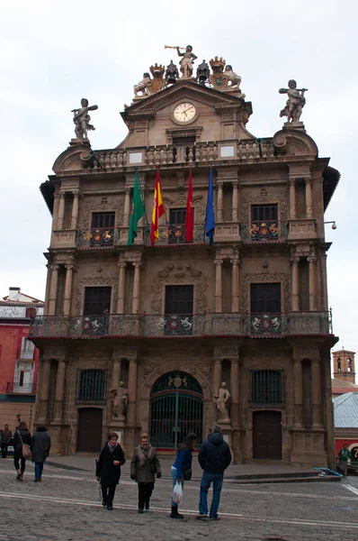 Basque Country, Spain: view of the Town Hall of Pamplona in Plaza Consistorial, seat of municipal government and icon of the beginning of the San Fermin fiesta with its run with the bulls — Stock Photo, Image