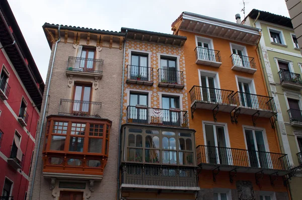 Baskenland, Spai: de straten en steegjes van Pamplona, de stad bekend om de San Fermin fiesta met het punt met de bulls, met uitzicht op de paleizen en de gebouwen van de oude stad — Stockfoto