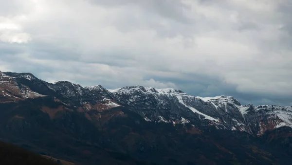 바스크어 국가: 바스크어 풍경 북부 스페인의 피레네 산맥 산맥 프랑스와 스페인 사이 경계를 형성 하는의 전망 — 스톡 사진