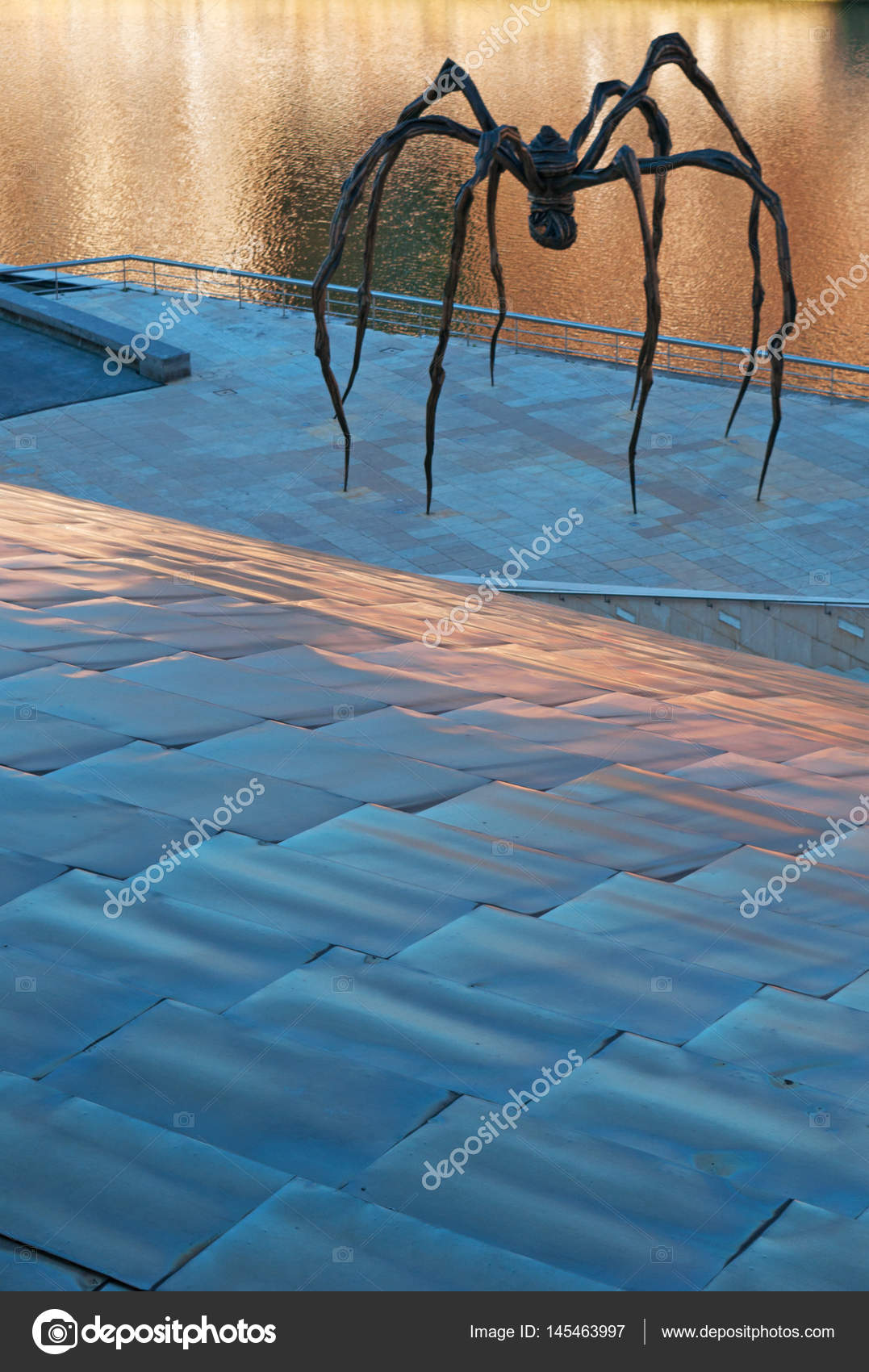 Bilbau: Mamã, a escultura de aranha gigante feita pela artista Louise  Bourgeois e localizada no exterior do Museu Guggenheim Bilbau, com vista  para as reflexões sobre o rio Nervion — Foto editorial ©, image size:1077x1700