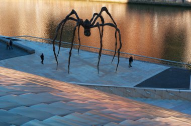 Bilbao: İyiyim anne, Louise Bourgeois sanatçı tarafından yapılan ve Guggenheim Müzesi Bilbao, dış yansımaları Oda Nervion Nehri üzerinde yer alan dev örümcek heykel