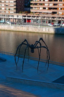 Bilbao: İyiyim anne, Louise Bourgeois sanatçı tarafından yapılan ve Guggenheim Müzesi Bilbao, dış yansımaları Oda Nervion Nehri üzerinde yer alan dev örümcek heykel