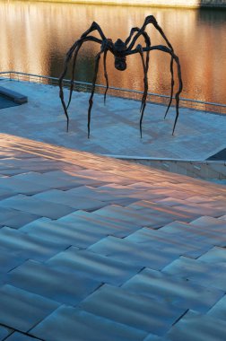 Bilbao: İyiyim anne, Louise Bourgeois sanatçı tarafından yapılan ve Guggenheim Müzesi Bilbao, dış yansımaları Oda Nervion Nehri üzerinde yer alan dev örümcek heykel