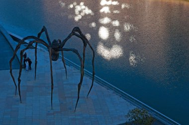 Bilbao: İyiyim anne, Louise Bourgeois sanatçı tarafından yapılan ve Guggenheim Müzesi Bilbao, dış yansımaları Oda Nervion Nehri üzerinde yer alan dev örümcek heykel
