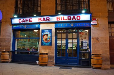Bilbao, İspanya: Görünüm Cafe Bar Bilbao, en eski ve tipik meyhane ve restoranlar Plaza Nueva, en ünlü Meydanı Kasko Viejo, Old City kemerlerin altında