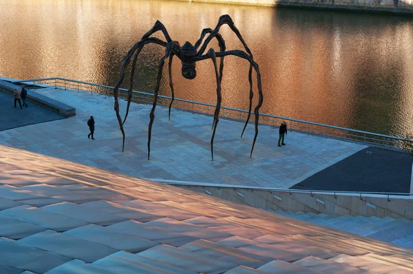 Bilbao: Maman, giant spider skulptur gjord av konstnären Louise Bourgeois och ligger på utsidan av den Museo Guggenheim Bilbao, med utsikt över reflektioner vid floden Nervion — Stockfoto