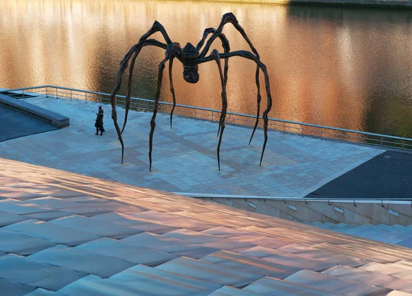 Bilbau: Mamã, a escultura de aranha gigante feita pela artista Louise Bourgeois e localizada no exterior do Museu Guggenheim Bilbau, com vista para as reflexões sobre o rio Nervion — Fotografia de Stock