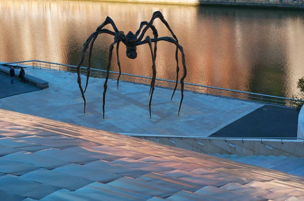 Bilbau: Mamã, a escultura de aranha gigante feita pela artista Louise Bourgeois e localizada no exterior do Museu Guggenheim Bilbau, com vista para as reflexões sobre o rio Nervion — Fotografia de Stock