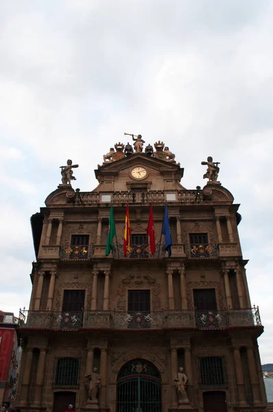 Baskenland, Spanien: Blick auf das Rathaus von Pamplona auf der Plaza Consistorial, Sitz der Stadtregierung und Symbol des Beginns der San-Fermin-Fiesta mit ihrem Stierlauf — Stockfoto