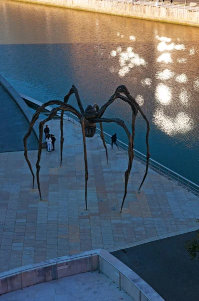 Bilbau: Mamã, a escultura de aranha gigante feita pela artista Louise Bourgeois e localizada no exterior do Museu Guggenheim Bilbau, com vista para as reflexões sobre o rio Nervion — Fotografia de Stock