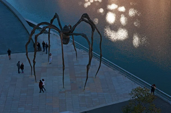Більбао: Maman, гігантських павуків скульптура, зроблені художником Луїзи буржуа і розташований на зовнішній вигляд Музей Гугенхайма в Більбао, з видом на роздуми на березі річки Nervion — стокове фото