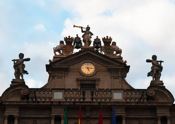 País Basco, Espanha: vista da Câmara Municipal de Pamplona em Plaza Consistorial, sede do governo municipal e ícone do início da festa de San Fermin com a sua corrida com os touros — Fotografia de Stock