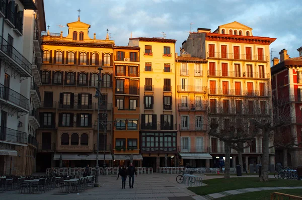 País Basco: vista da Plaza del Castillo, a Praça do Castelo, o centro nevrálgico da cidade de Pamplona que foi palco de touradas até 1844 e agora é o ponto de encontro para os habitantes locais — Fotografia de Stock