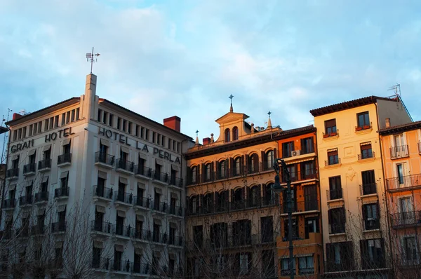 País Basco: detalhes dos palácios na Plaza del Castillo, a Praça do Castelo, o centro nevrálgico da cidade de Pamplona, palco para touradas até 1844 e ponto de encontro para os habitantes locais — Fotografia de Stock