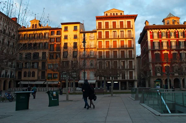 País Basco: vista da Plaza del Castillo, a Praça do Castelo, o centro nevrálgico da cidade de Pamplona que foi palco de touradas até 1844 e agora é o ponto de encontro para os habitantes locais — Fotografia de Stock