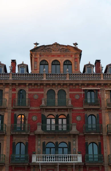 Baskenland: Details der Paläste auf der Plaza del Castillo, dem Burgplatz, dem Nervenzentrum der Stadt Pamplona, Bühne für Stierkämpfe bis 1844 und Treffpunkt für Einheimische — Stockfoto