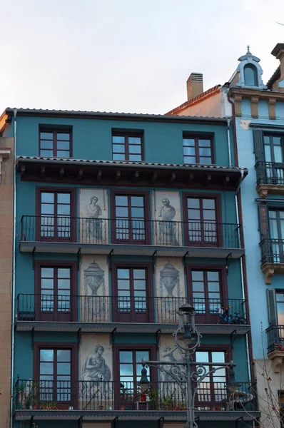 Baskenland: Details der Paläste auf der Plaza del Castillo, dem Burgplatz, dem Nervenzentrum der Stadt Pamplona, Bühne für Stierkämpfe bis 1844 und Treffpunkt für Einheimische — Stockfoto