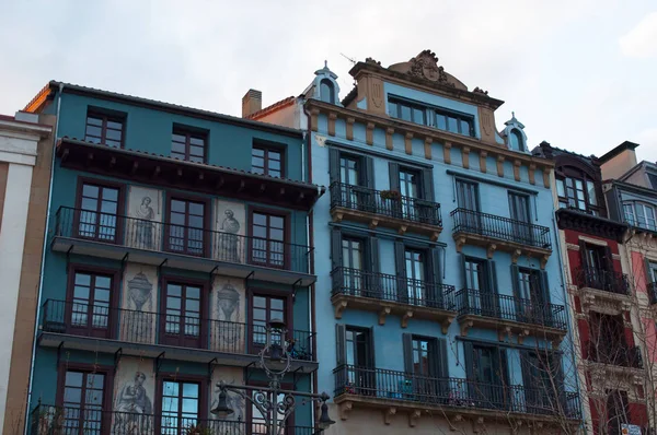 País Basco: detalhes dos palácios na Plaza del Castillo, a Praça do Castelo, o centro nevrálgico da cidade de Pamplona, palco para touradas até 1844 e ponto de encontro para os habitantes locais — Fotografia de Stock