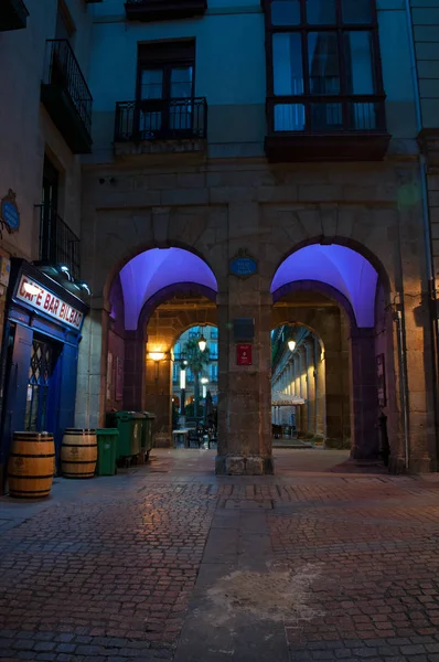 Bilbao, Spanje: weergave van de Cafe Bar Bilbao, een van de meest oude en typische tavernes en restaurants onder de bogen van Plaza Nueva, het bekendste plein van Casco Viejo, de oude stad — Stockfoto