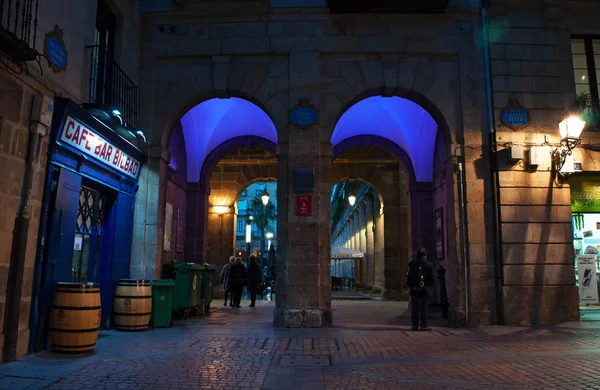 Bilbao, España: vista del Café Bar Bilbao, una de las tabernas y restaurantes más antiguos y típicos bajo los arcos de la Plaza Nueva, la plaza más famosa del Casco Viejo, el casco antiguo — Foto de Stock