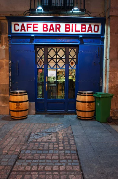 Bilbao, Hiszpania: Zobacz Cafe Bar Bilbao, jeden z najstarszych i najbardziej typowych tawern i restauracji pod sklepieniem w Plaza Nueva, najbardziej znanym placu Casco Viejo, stare miasto — Zdjęcie stockowe
