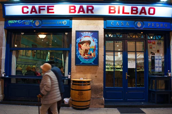 Bilbao, España: vista del Café Bar Bilbao, una de las tabernas y restaurantes más antiguos y típicos bajo los arcos de la Plaza Nueva, la plaza más famosa del Casco Viejo, el casco antiguo — Foto de Stock