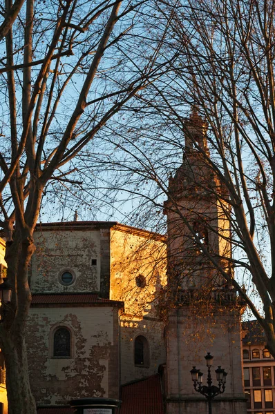 Bilbau: vista da Igreja de São Nicolau, uma igreja católica em estilo barroco inaugurada em 1756 e localizada em Casco Viejo, a Cidade Velha e o núcleo original da cidade — Fotografia de Stock