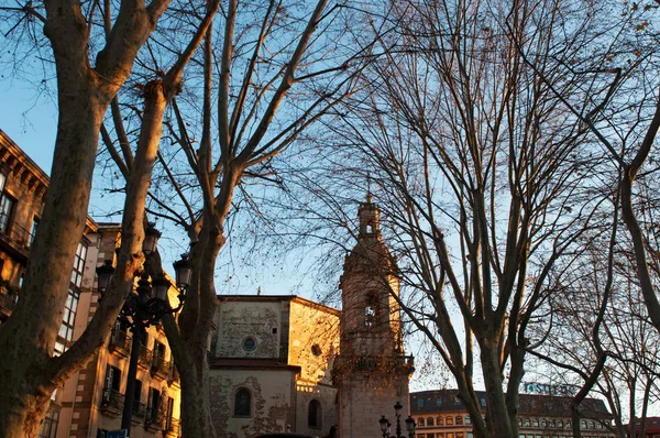 Bilbao: weergave van de St. Nicolaaskerk, een katholieke kerk in barokstijl ingehuldigd in 1756 en gevestigd in Casco Viejo, de oude binnenstad en de oorspronkelijke kern van de stad — Stockfoto