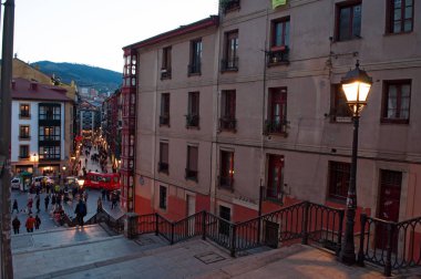 Bilbao, İspanya: sokak lambası ve Calzadas de Mallona, Kasko Viejo, Old Town, Begona Bazilikası ile katıldı ve Plaza Unamuno'nun, Unamuno'nun Meydanı yer alan 1745 yılında inşa merdiven