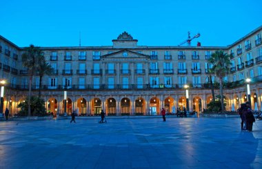 Bilbao, İspanya: kemerli ve Plaza Nueva veya Plaza Barria, New Square, Kasko Viejo, Old Town Center'da 1821 yılında inşa bir anıt Meydanı neoklasik stili arcaded binalar