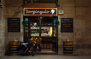 Bilbao, İspanya: Sorginzulo, en eski, tipik ve geleneksel meyhane ve restoranlar Plaza Nueva, en ünlü Meydanı Kasko Viejo, Old City kemerlerin altında