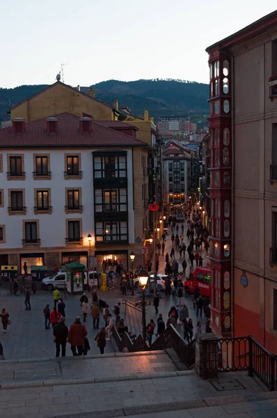 Bilbao, Spanje: straat lamp en Calzadas de Mallona, de trap gebouwd in 1745 die toetreedt tot het Casco Viejo, de oude stad, met de Basilica van Begona, en gelegen in Plaza Unamuno, Unamuno Square — Stockfoto