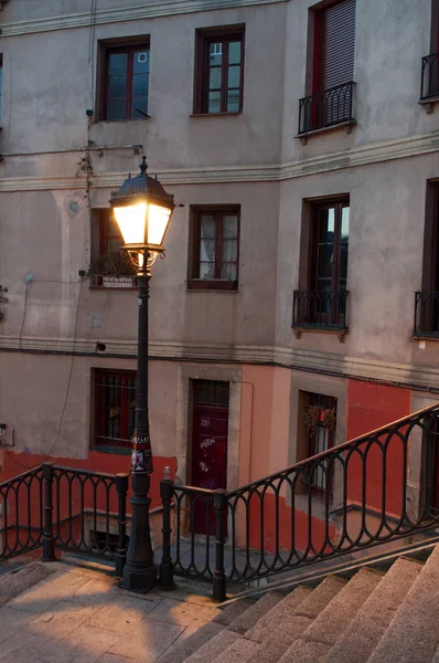 Bilbau, Espanha: candeeiro de rua e Calzadas de Mallona, a escadaria construída em 1745 que une o Casco Viejo, a Cidade Velha, com a Basílica de Begona, e localizada na Plaza Unamuno, Praça Unamuno — Fotografia de Stock